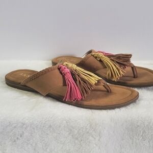 NWOT Anne Klein Adrienna Iflex Tan Leather Tassel Thong Sandals Size 9.5M